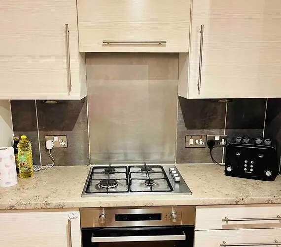 Modern Edinburgh Apartment 2 Bedrooms & Two Bathrooms