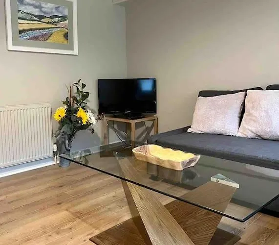 Modern Edinburgh Apartment 2 Bedrooms & Two Bathrooms